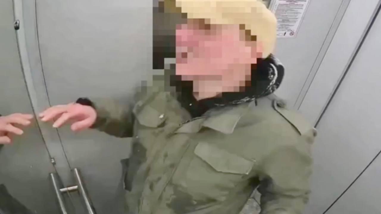 стоп-кадр из видео с камеры наблюдения в лифте